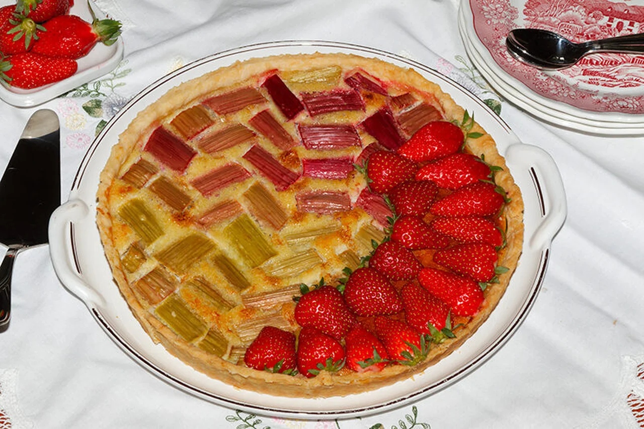 Tarte amandine, rhubarbe et fraises