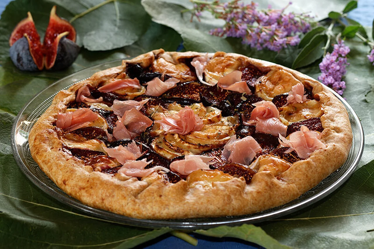 Tarte rustique aux figues, miel et chèvre