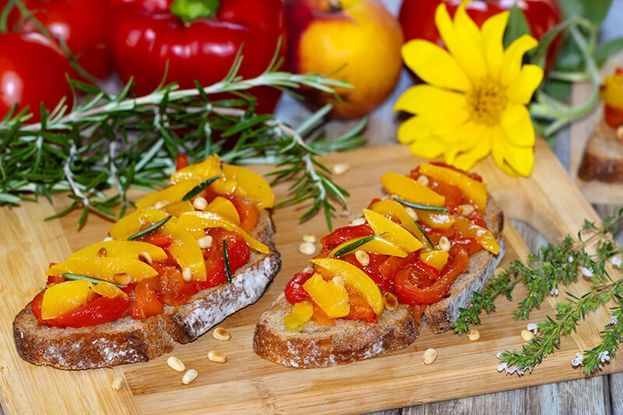 Tartines fondue de légumes d'été, poivrons et pêches
