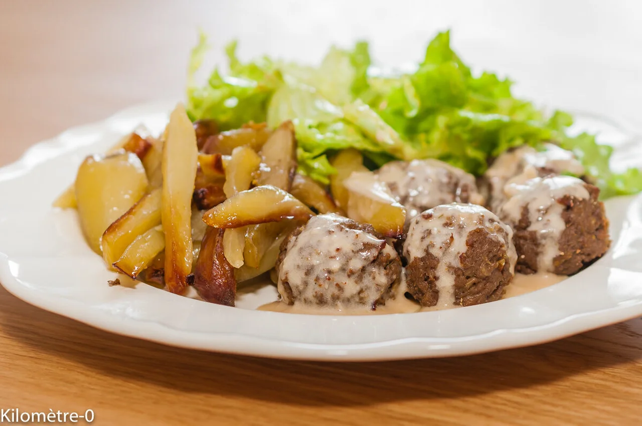 Boulettes de bœuf, frites au four, sauce crème moutarde soja