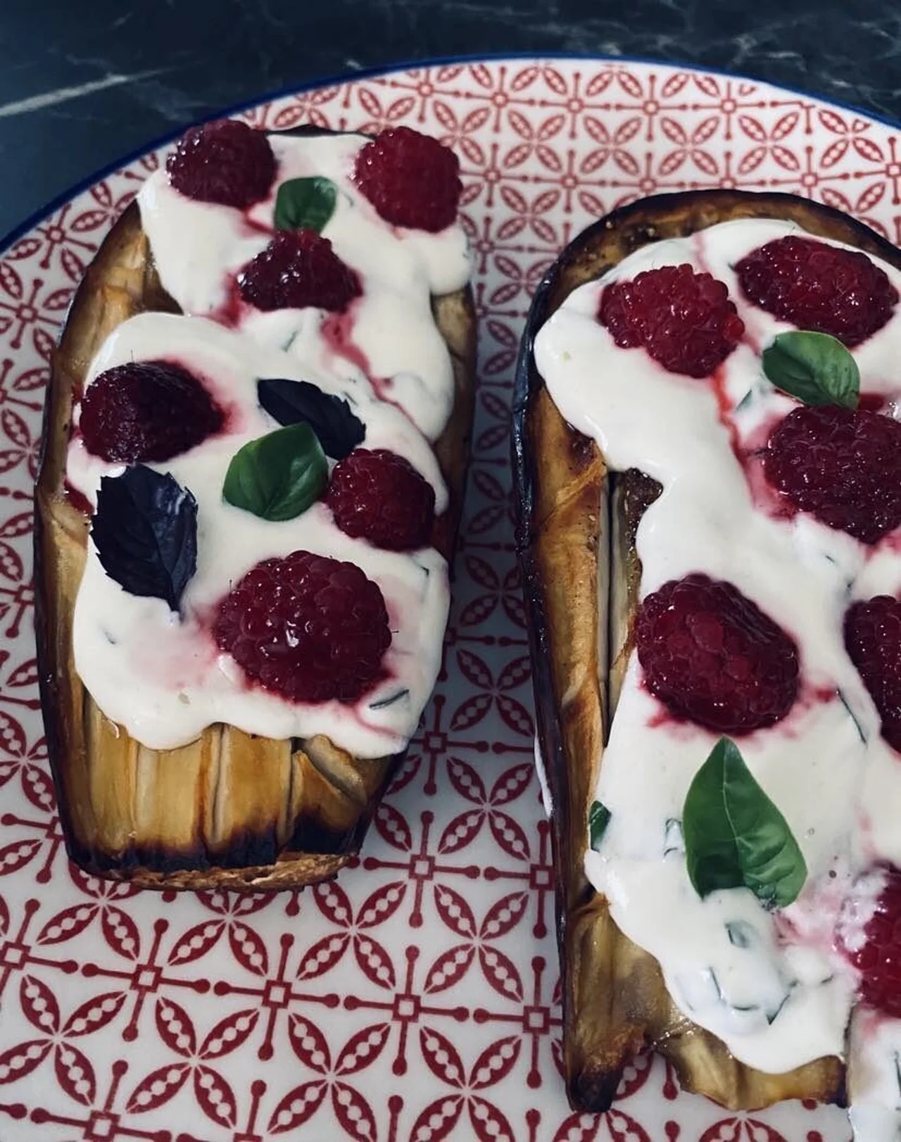 Demi-aubergines rôties au miel, thym et labneh