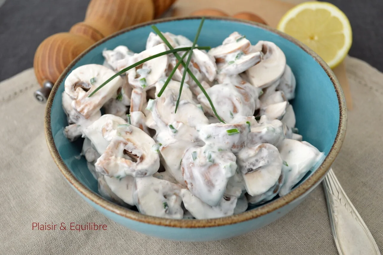 Salade de champignons, sauce au yaourt grec