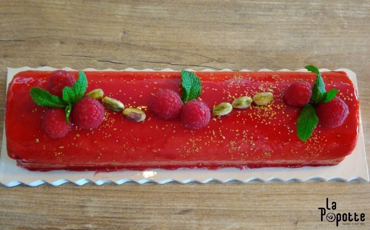Bûche framboise, cœur nougat, financier pistache