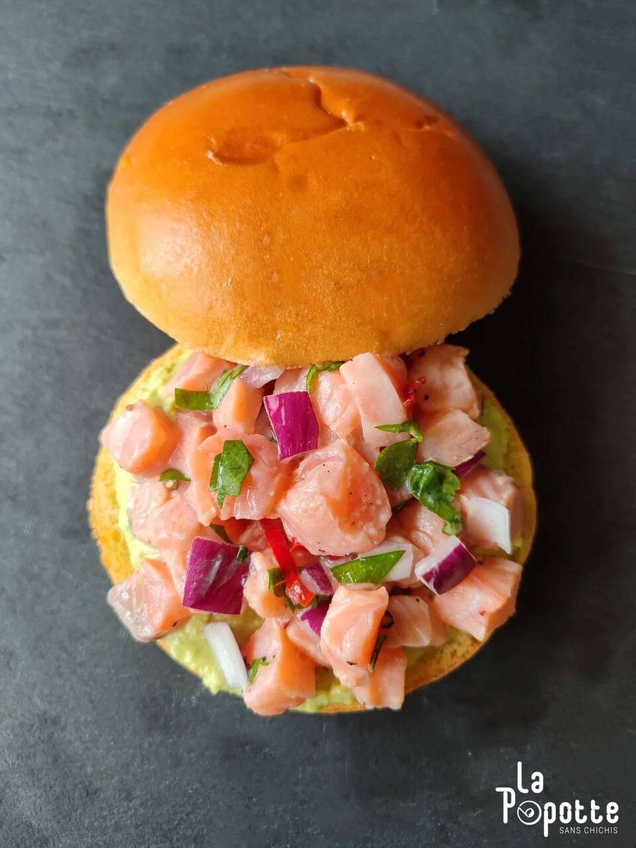 Burger de ceviche de saumon et crème d'avocat