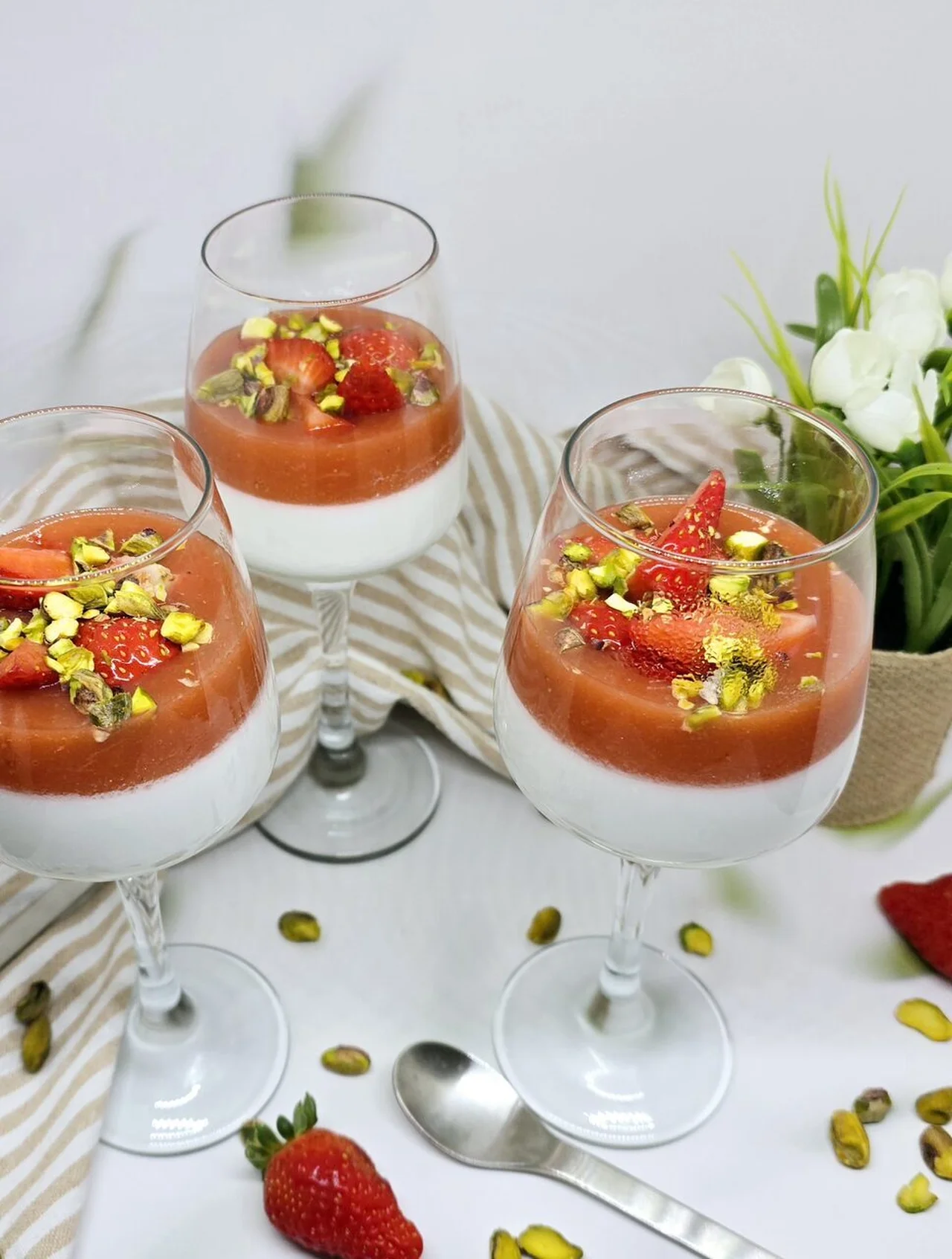 Pannacotta coco fraises et rhubarbe