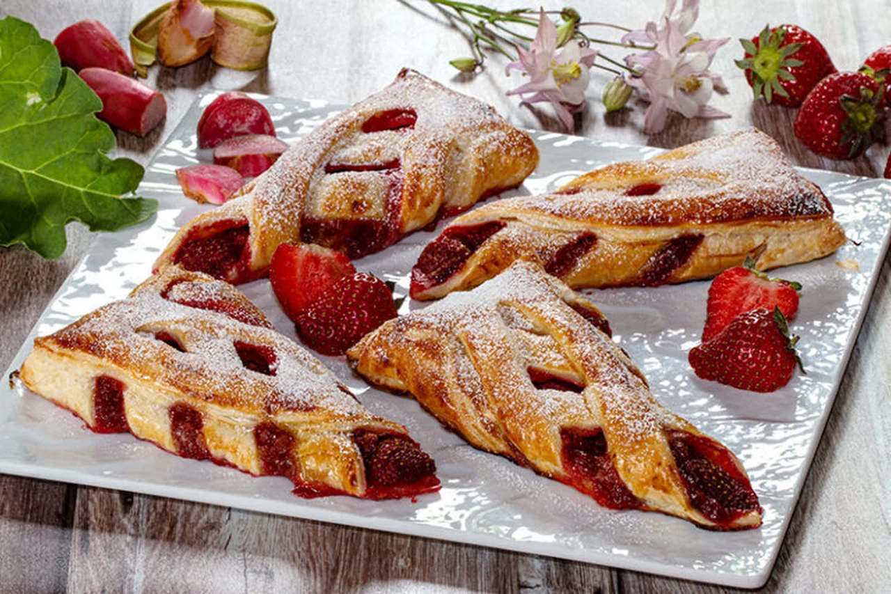 Feuilletés en jalousie, rhubarbe et fraises