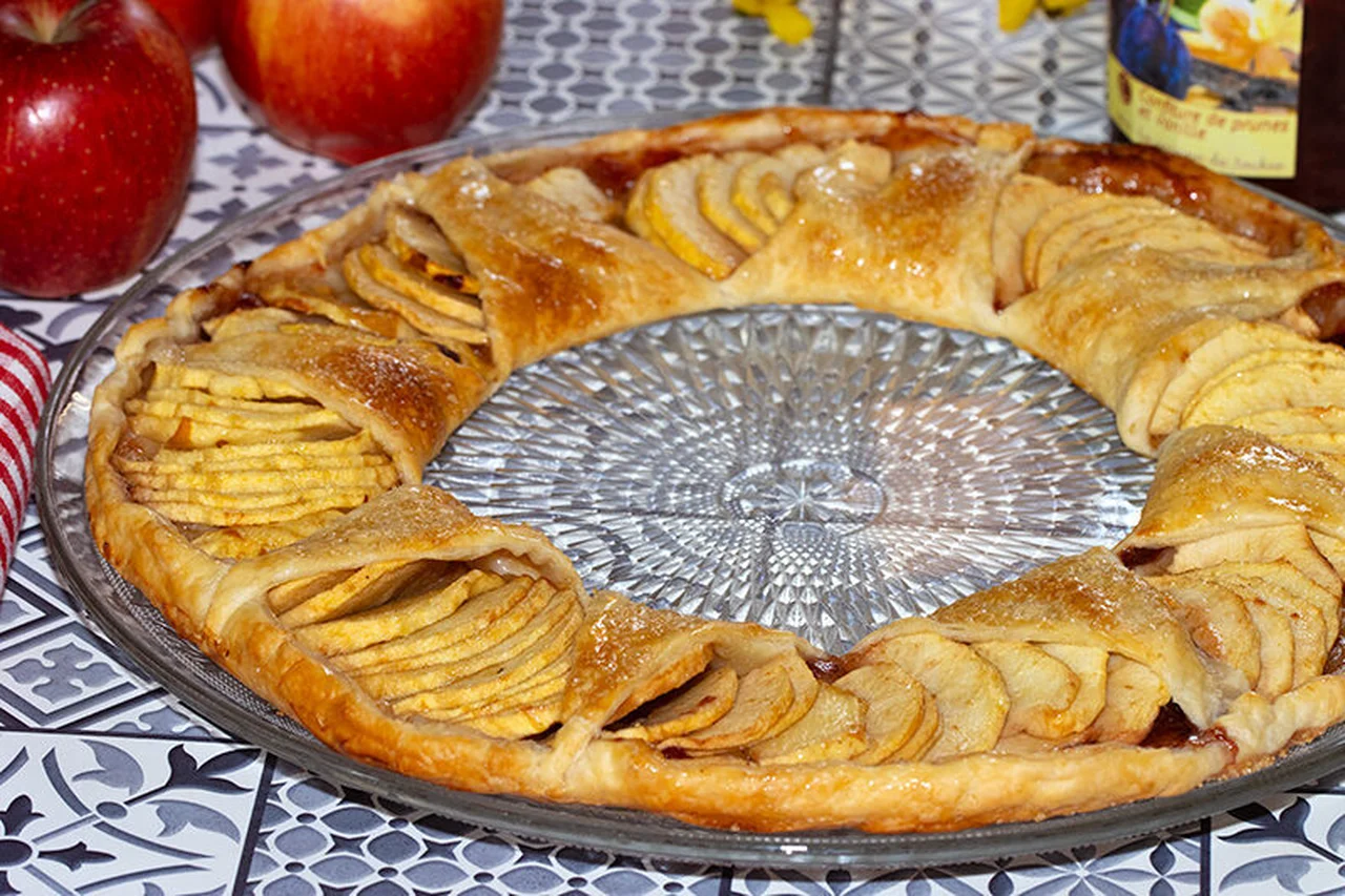 Tarte couronne feuilletée aux pommes et confiture de prunes