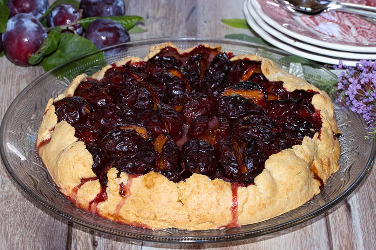 Tarte rustique aux quetsches à la poussière de lune
