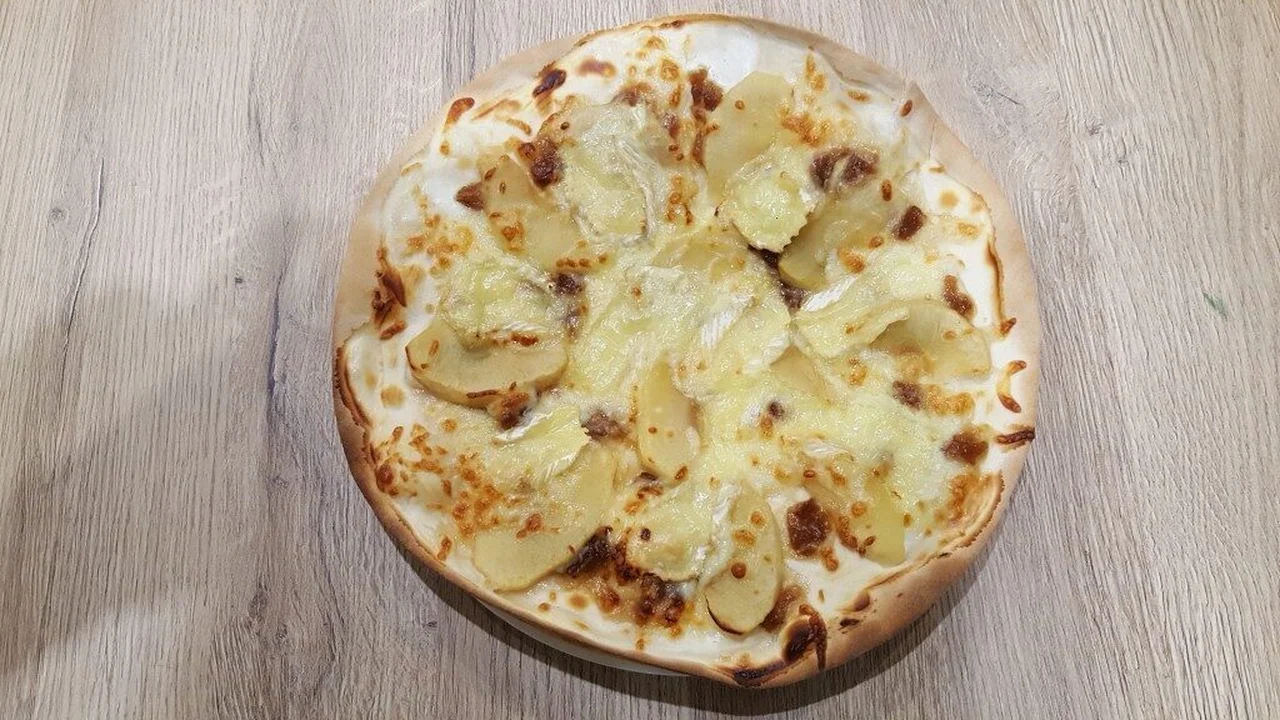 Flammekueche pommes, camembert et confit d'oignons