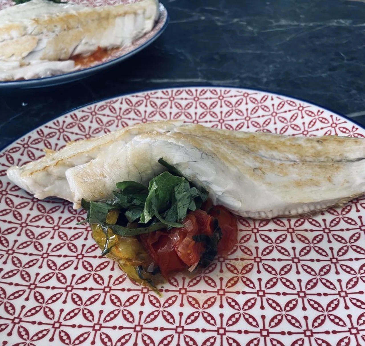 Filet de bar, compote de tomates au basilic