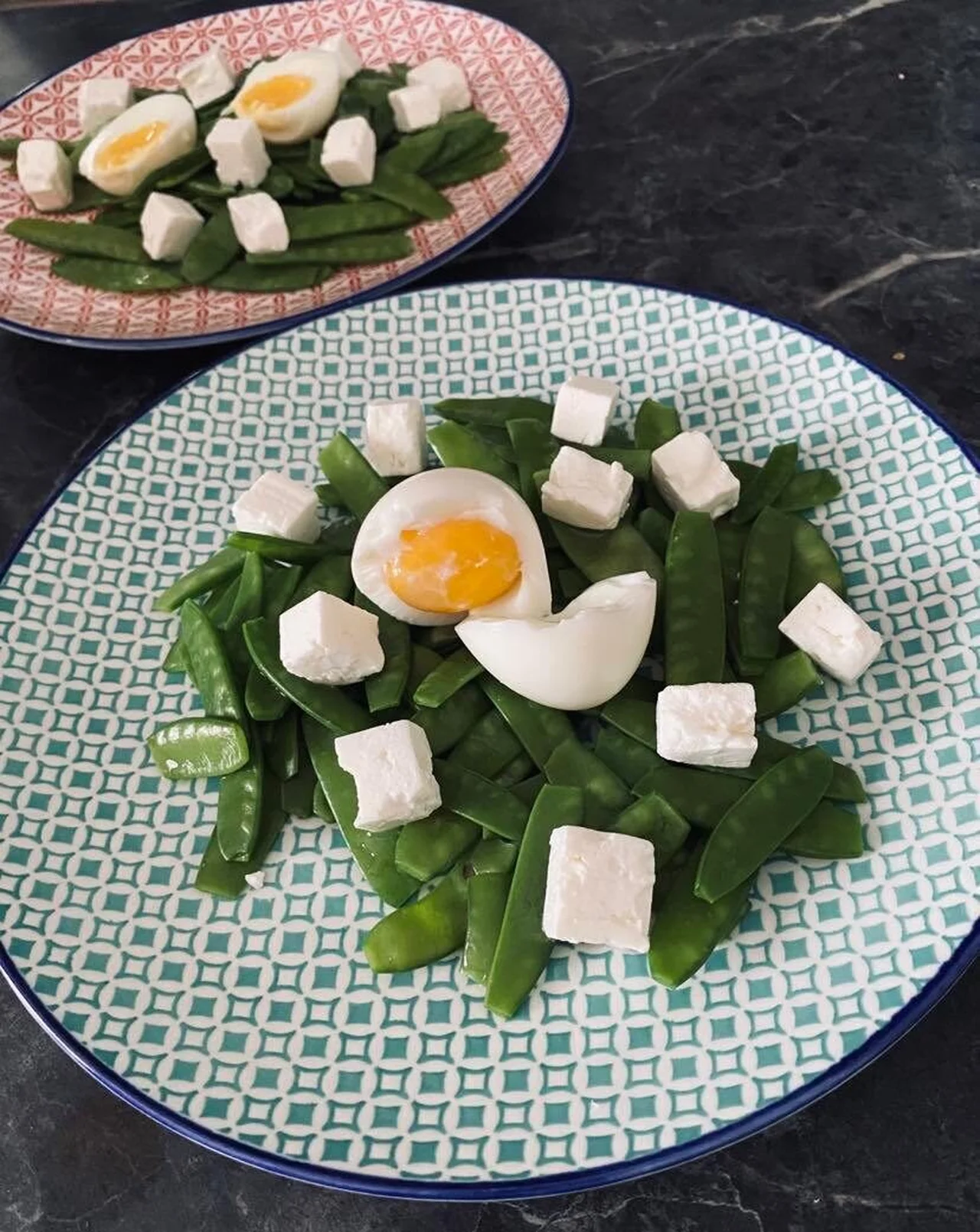Pois gourmands, feta et œuf mollet en salade