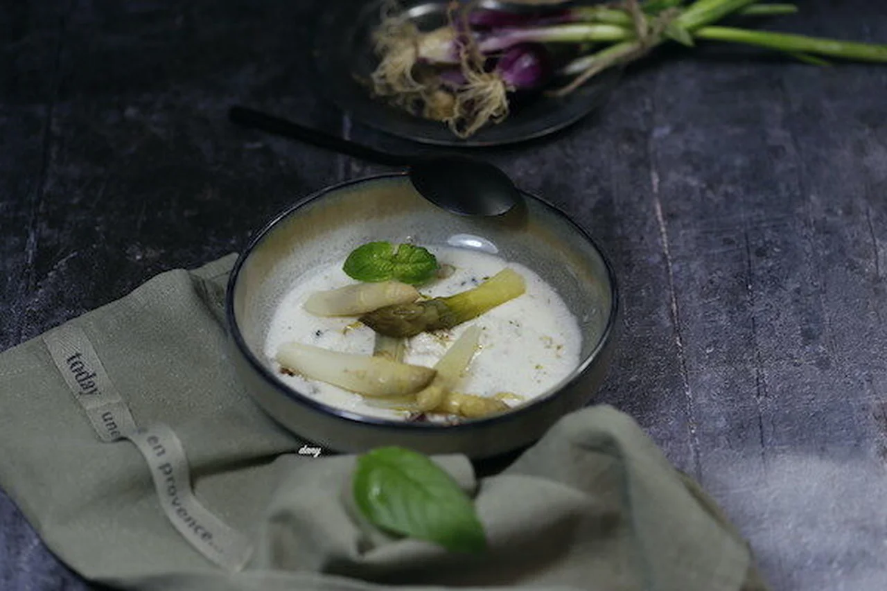 Asperges à la crème, oignons nouveaux et basilic