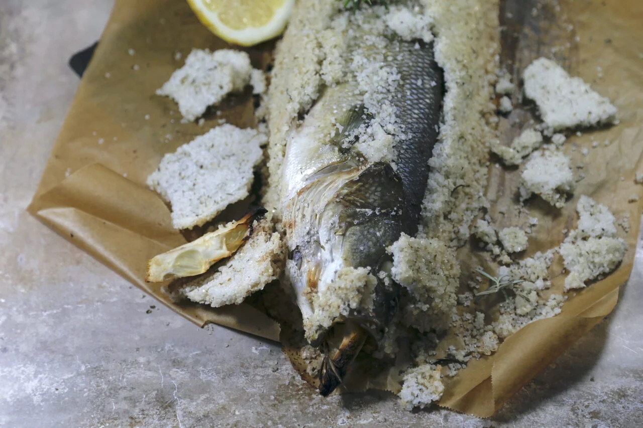 Bar en croûte de sel au cédrat et romarin