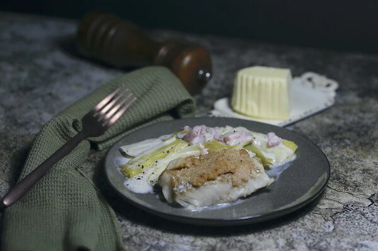 Cabillaud en croûte de jambon et poireaux au lard