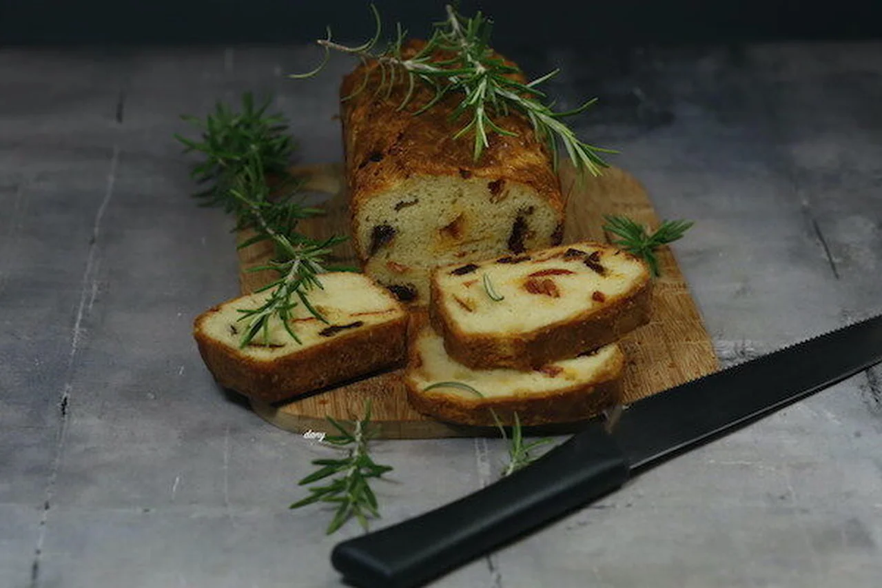 Cake fromage, tomates séchées, romarin et chorizo