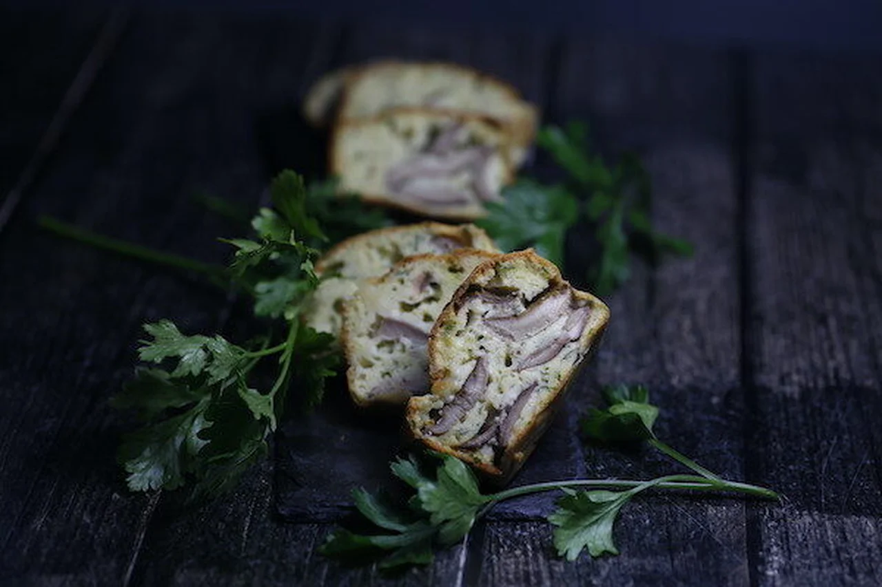 Cake aux cèpes et aux herbes
