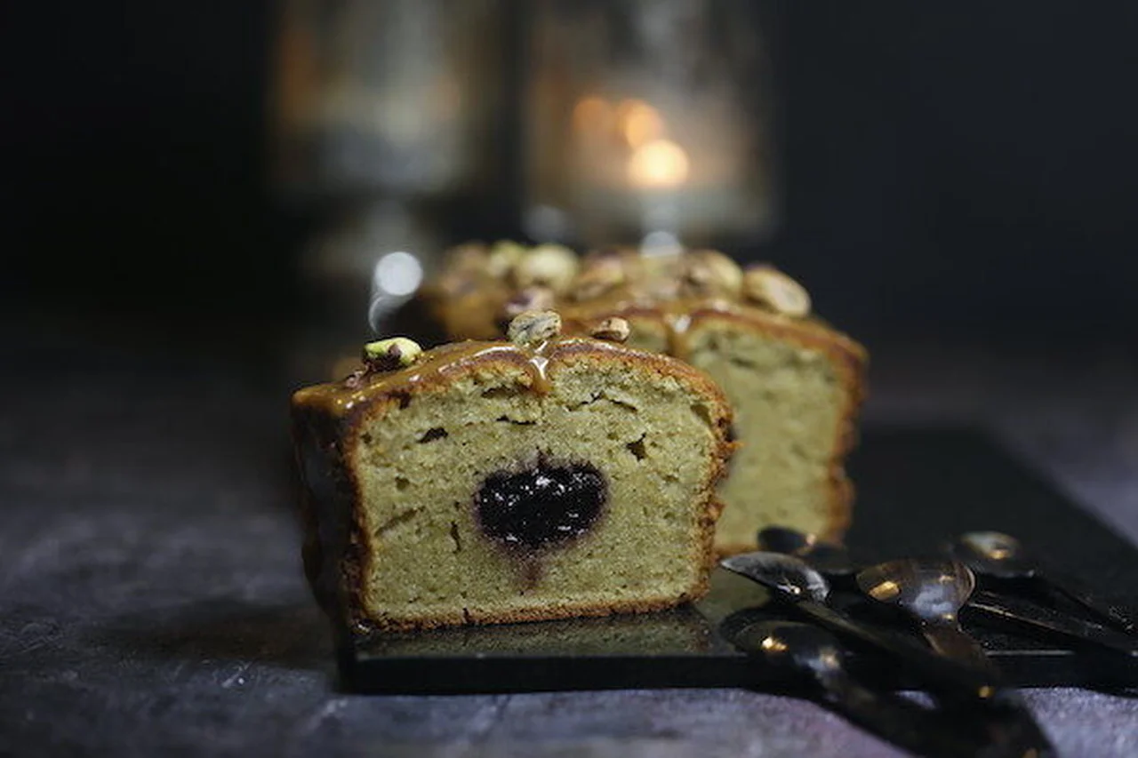Cake pistache griottes glacé au caramel salé
