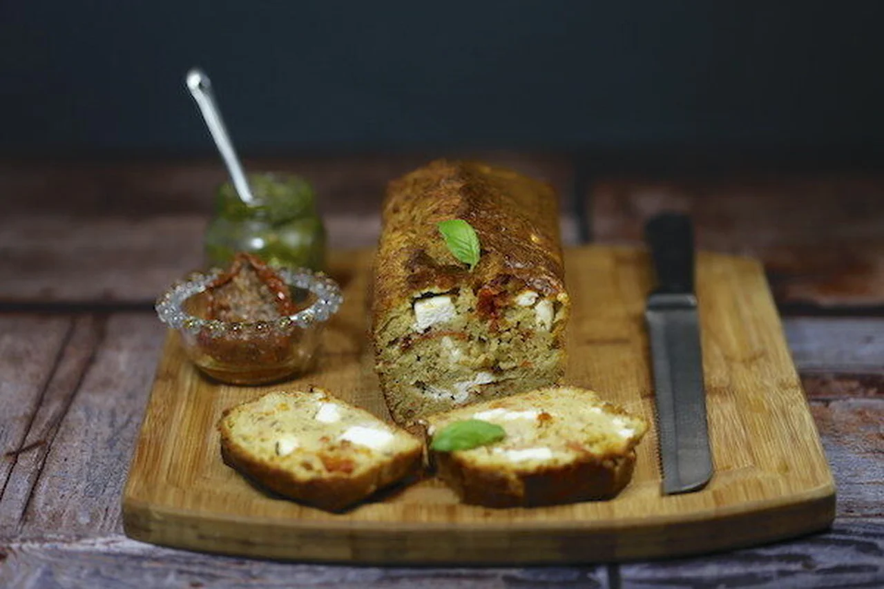 Cake tomates confites feta et pignons