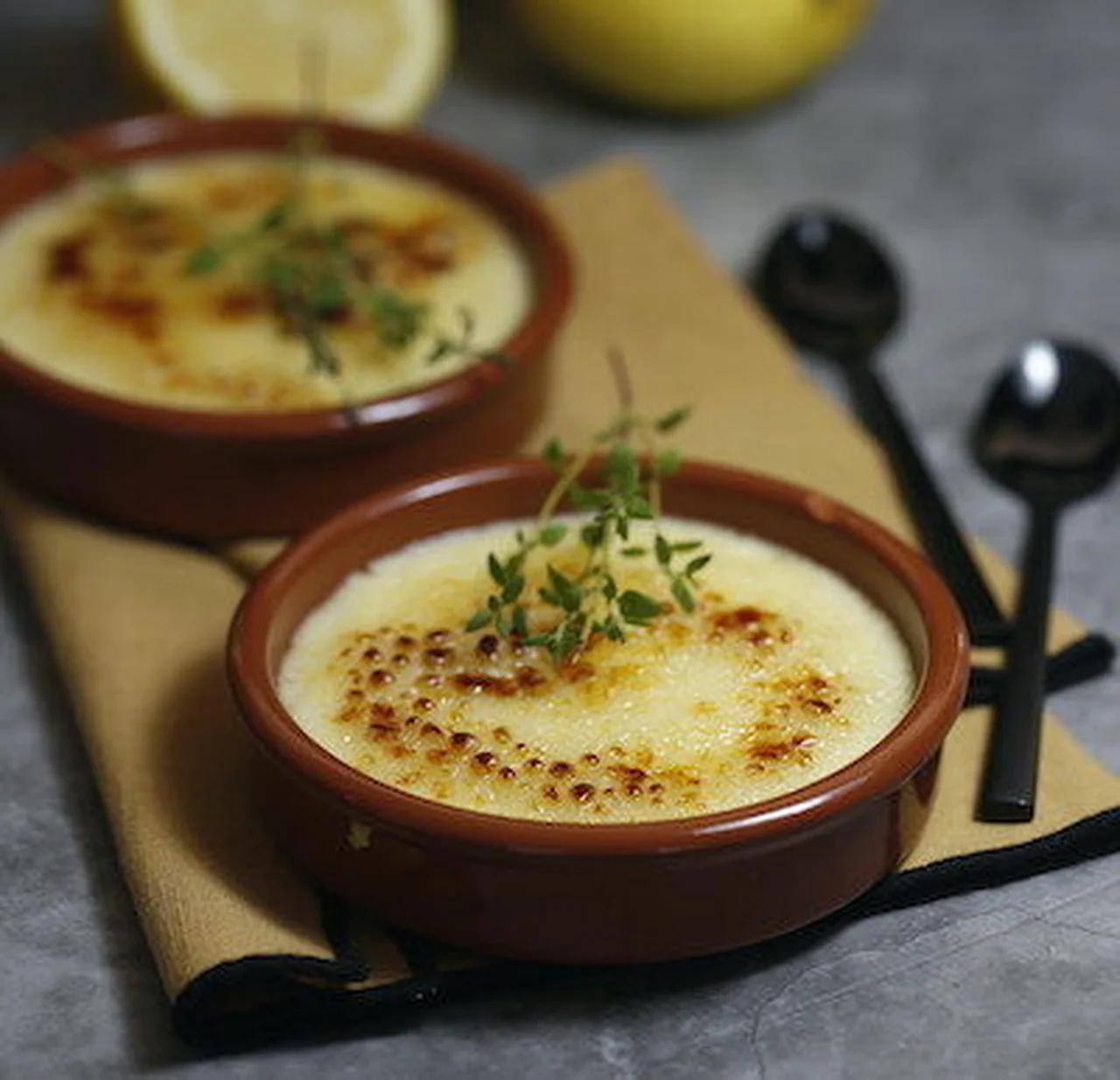 Crème brulée au citron et au thym
