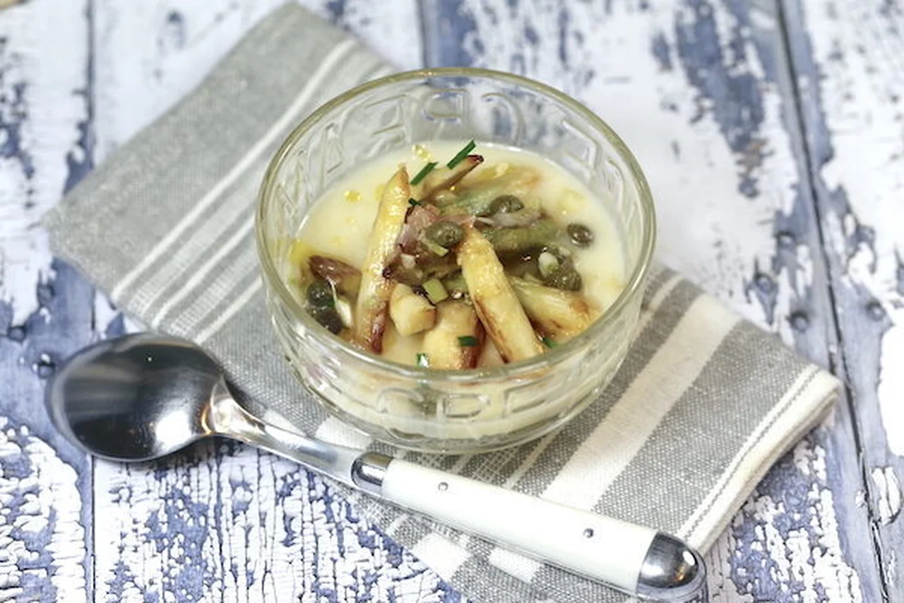Crème d'asperges et têtes d'asperges rôties