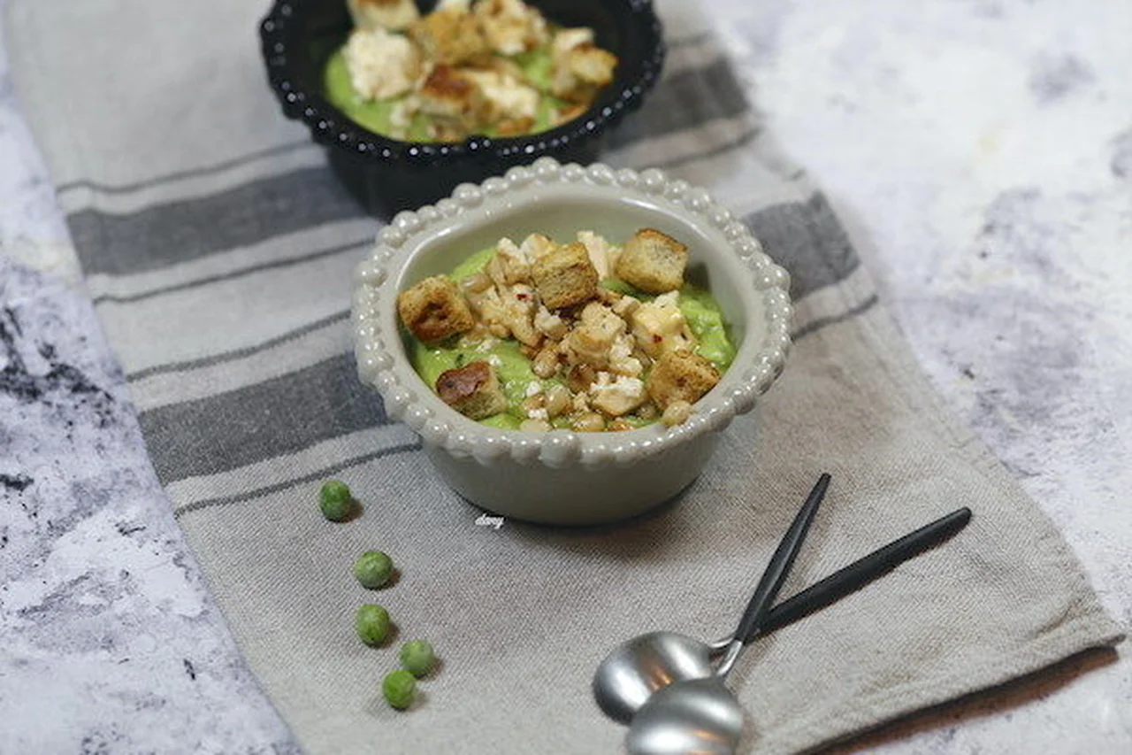 Crème de petits pois et feta grillée