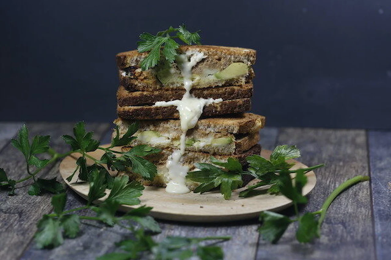 Croque-monsieur viande confite, chaource et avocat