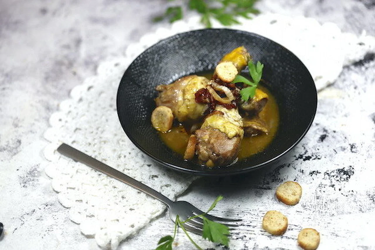 Cuisses de coq au vin aux oignons frits