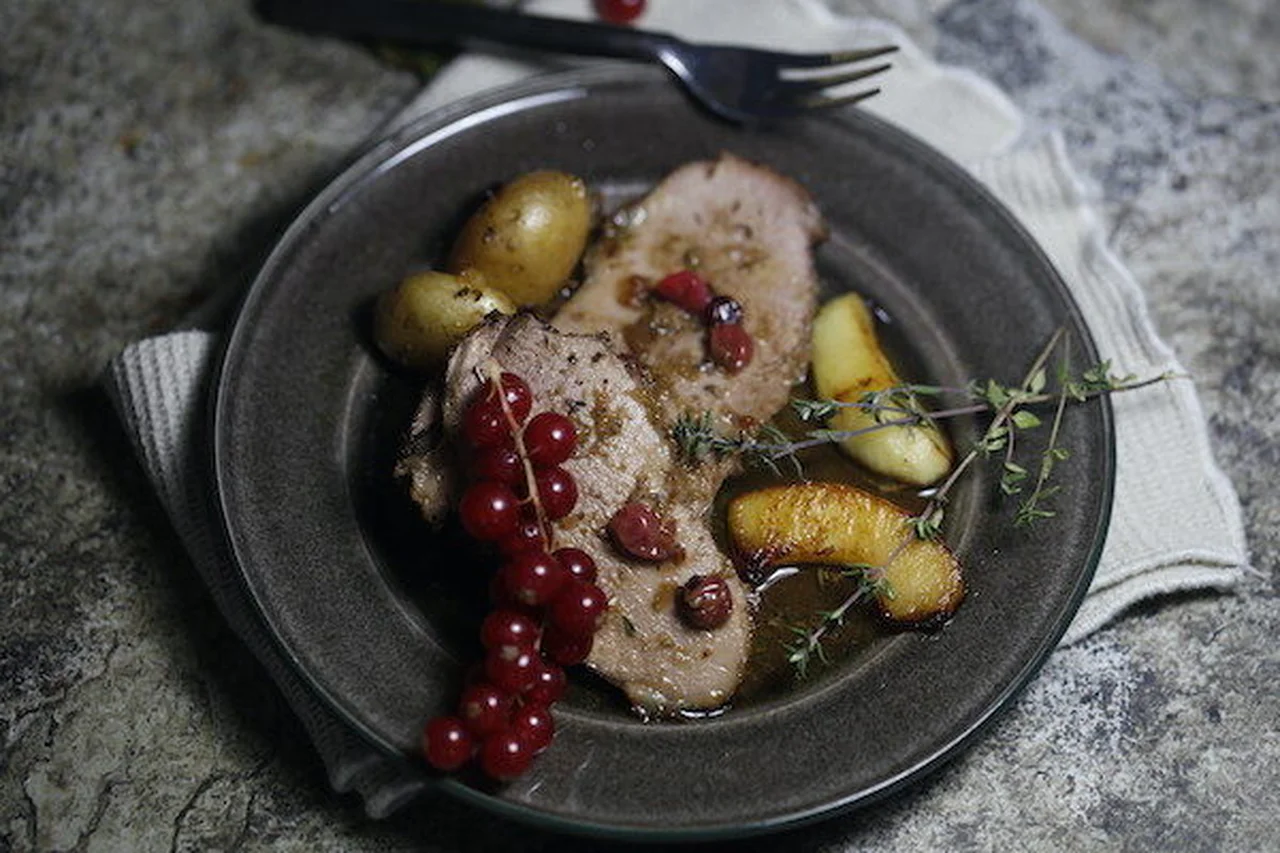 Cuissot de chevreuil aux épices, pommes et groseilles