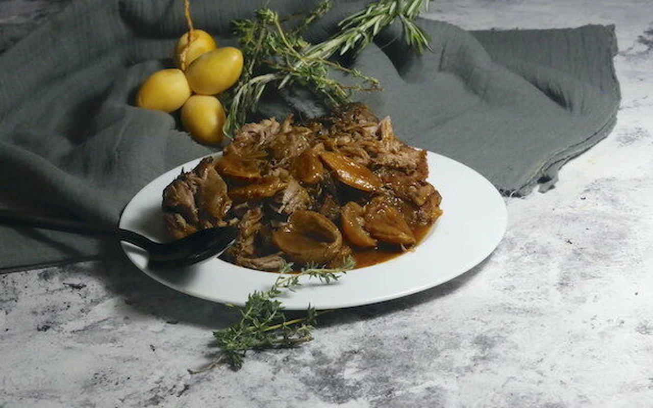 Épaule d'agneau confite sauce aux dattes