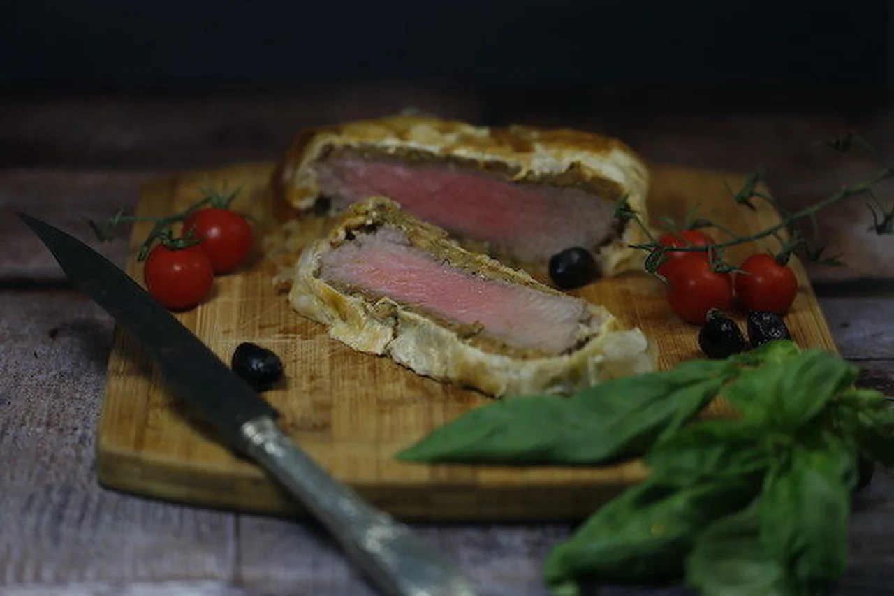 Filet de boeuf en croûte d'olives et tomates confites