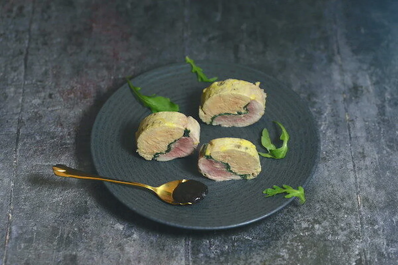 Filets de caille au foie gras et réduction de porto
