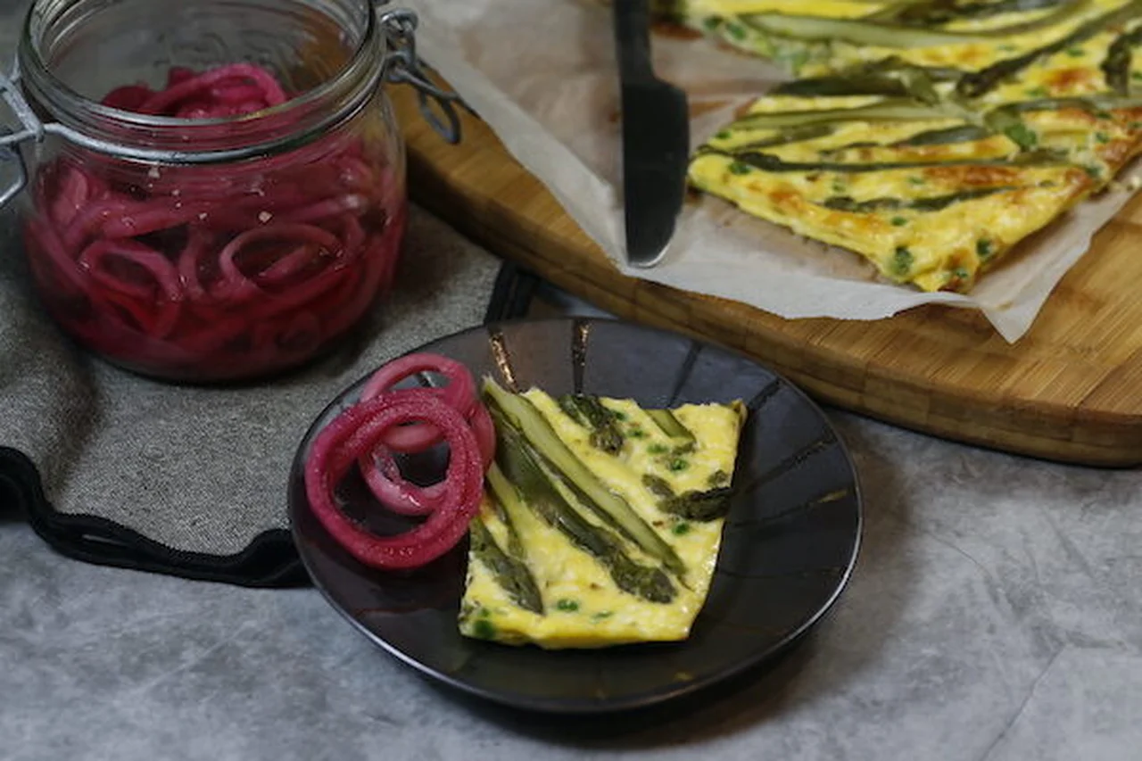 Frittata d'asperges au four et pickles d'oignon rouge