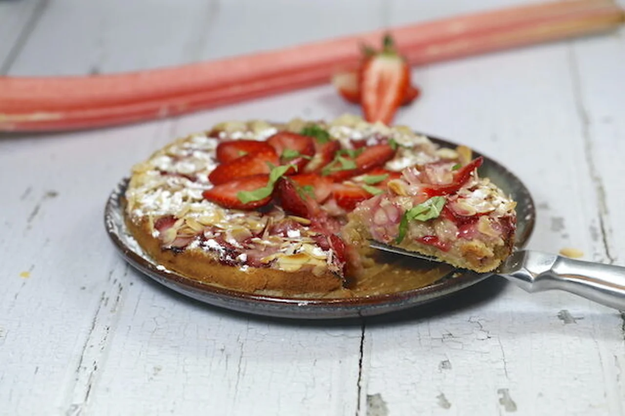Gâteau fraises rhubarbe et basilic