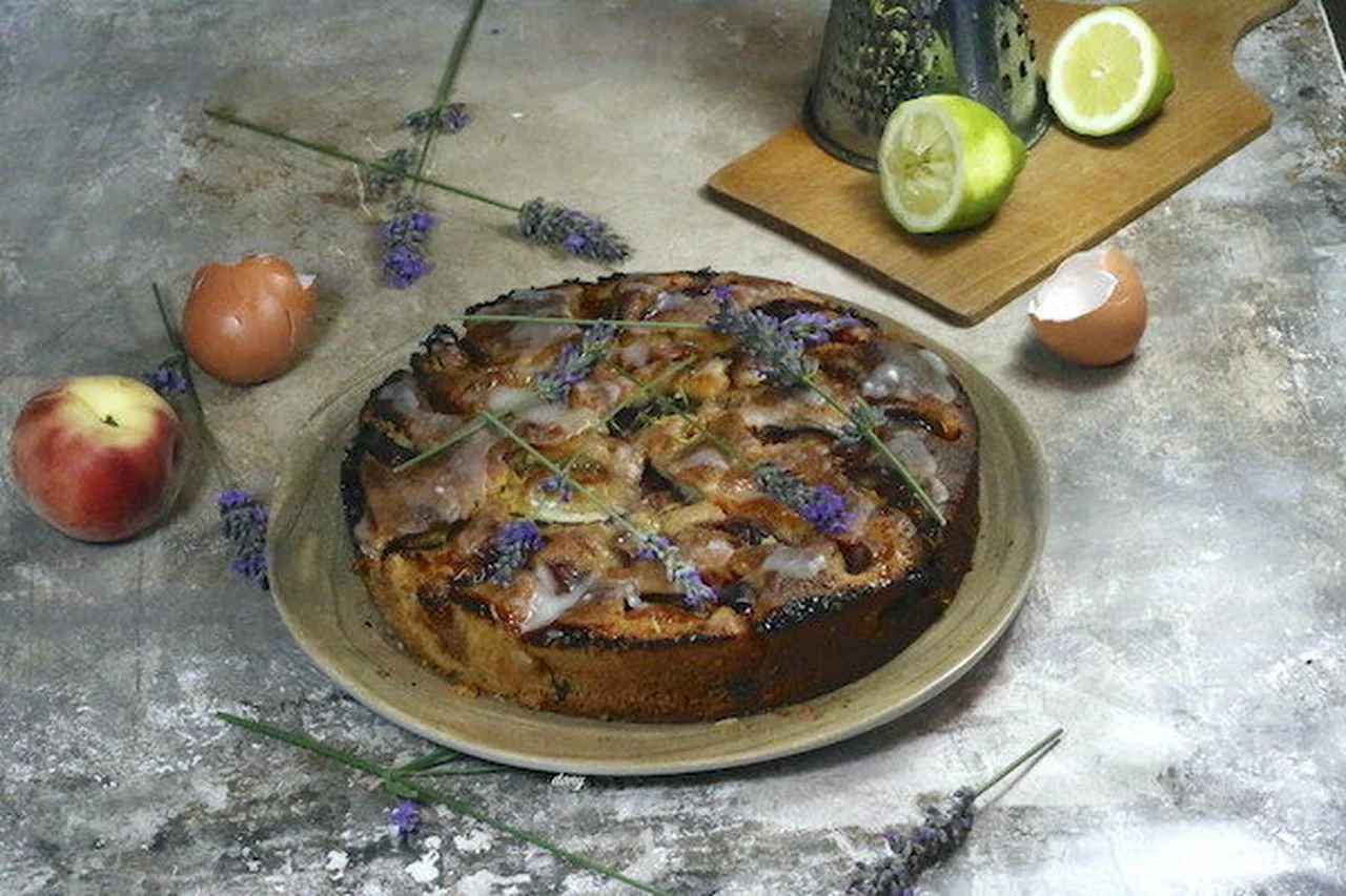 Gâteau pêches abricots à la lavande