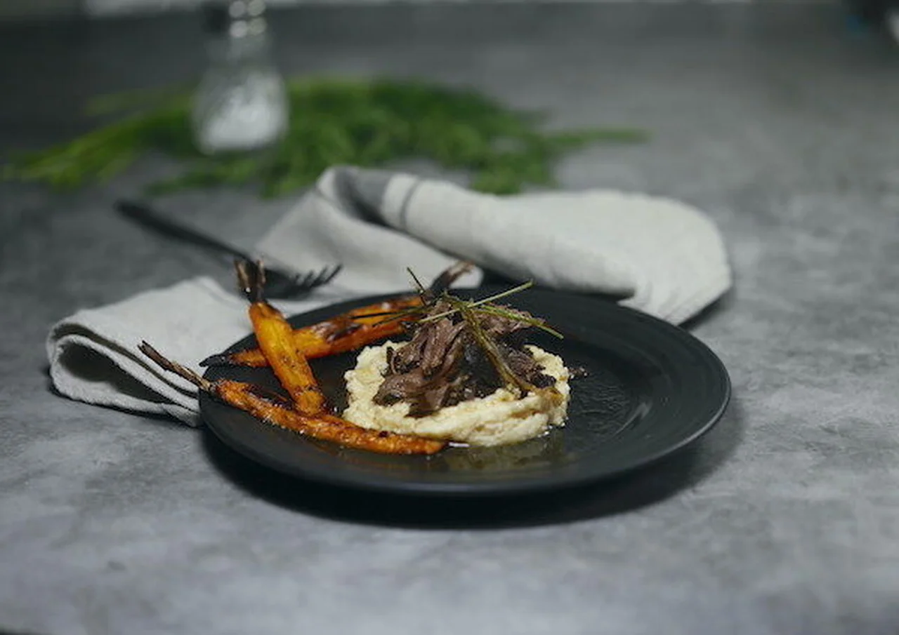 Joues de boeuf confites, polenta café et carottes au miel