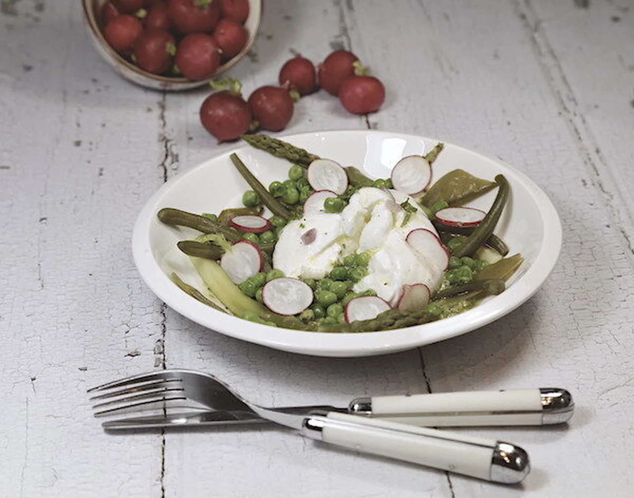 Légumes verts en salade, burratinas et pesto de petits pois