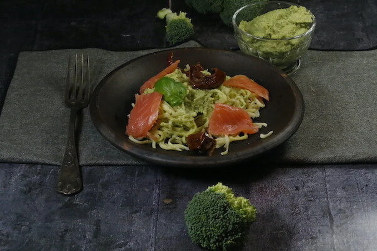 Linguine au pesto de brocoli et saumon fumé