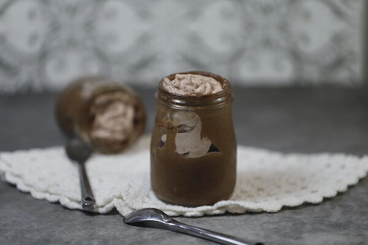 Mousse au chocolat et chantilly au praliné