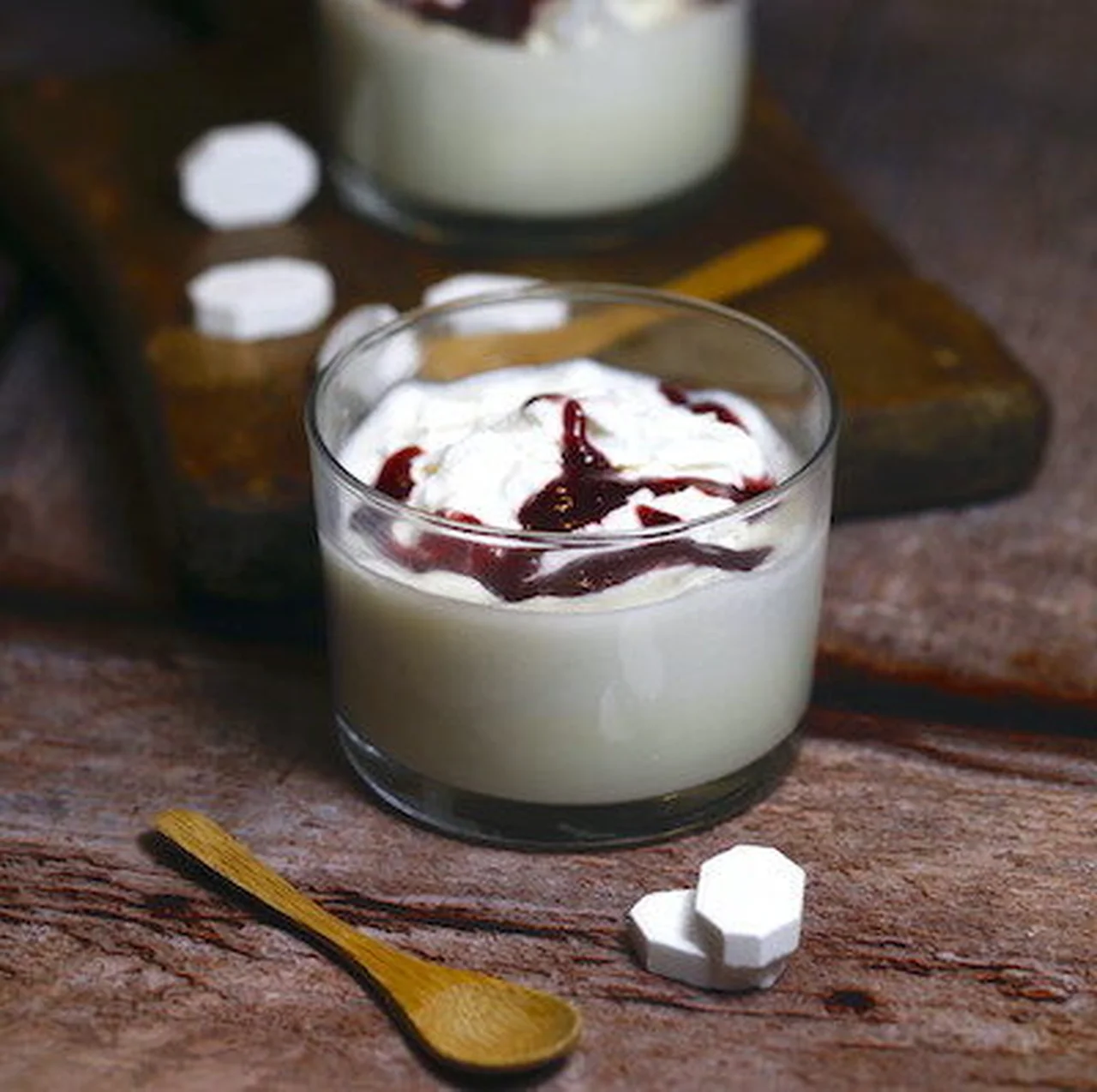 Mousse Vichy et coulis de fruits rouges
