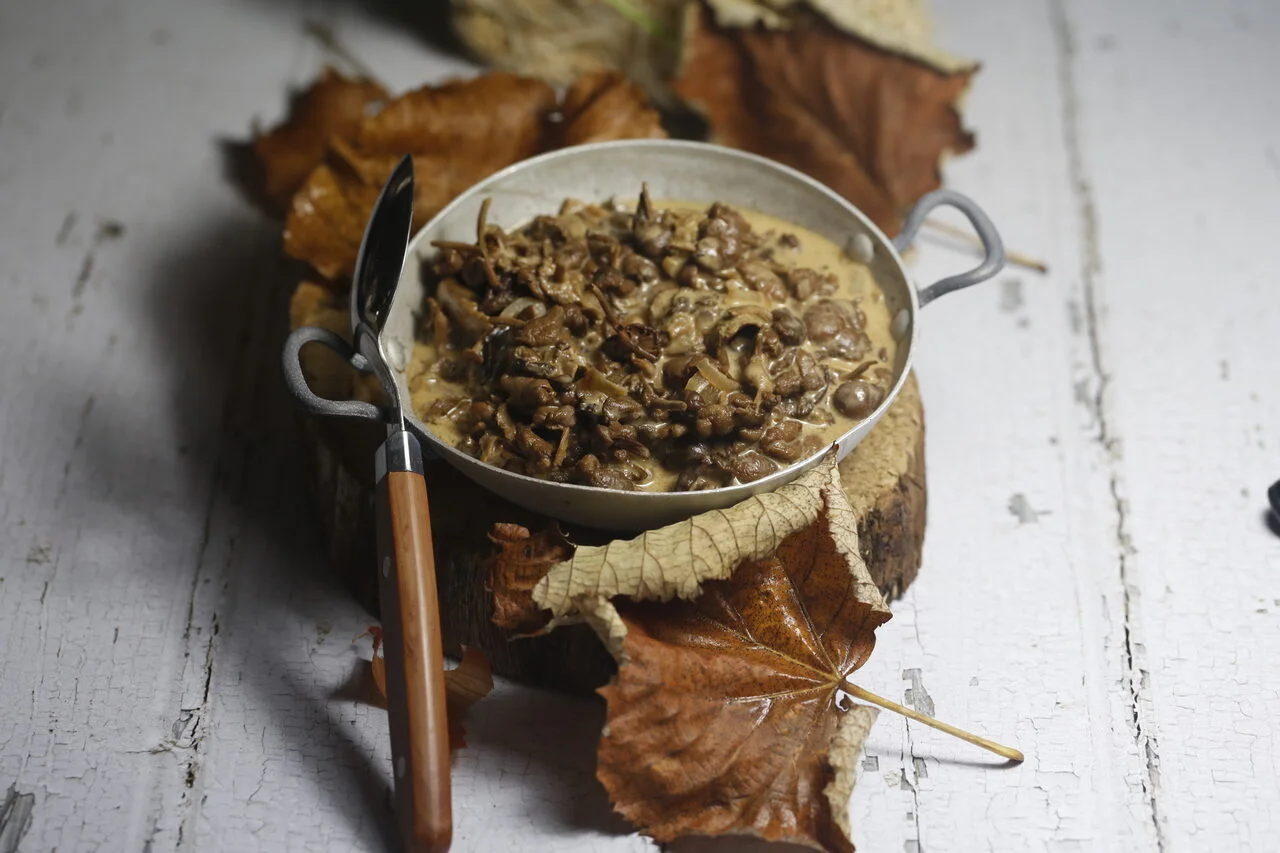 Mousserons à la crème de moutarde et ail noir