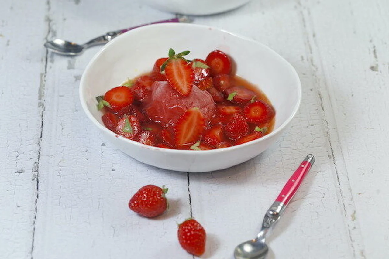 Nage de fraises à l'orange et basilic, sorbet express