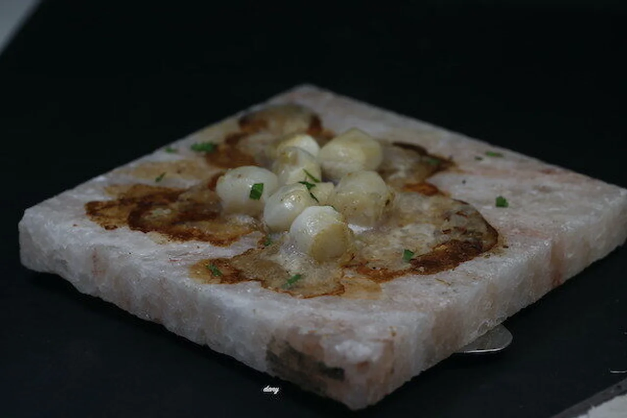 Noix de Saint-Jacques grillées sur bloc de sel