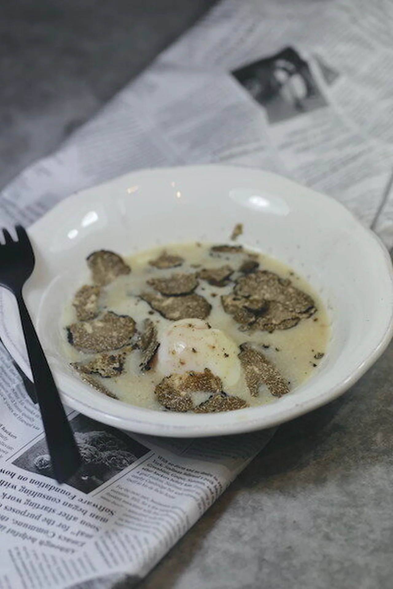 Oeufs parfaits à la crème d'oignons au lard et à la truffe