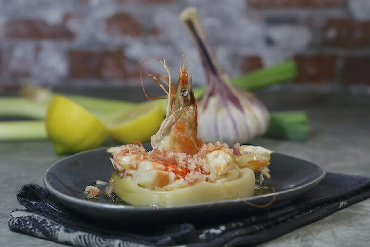 Petits poireaux et crevettes à la poudre de jambon