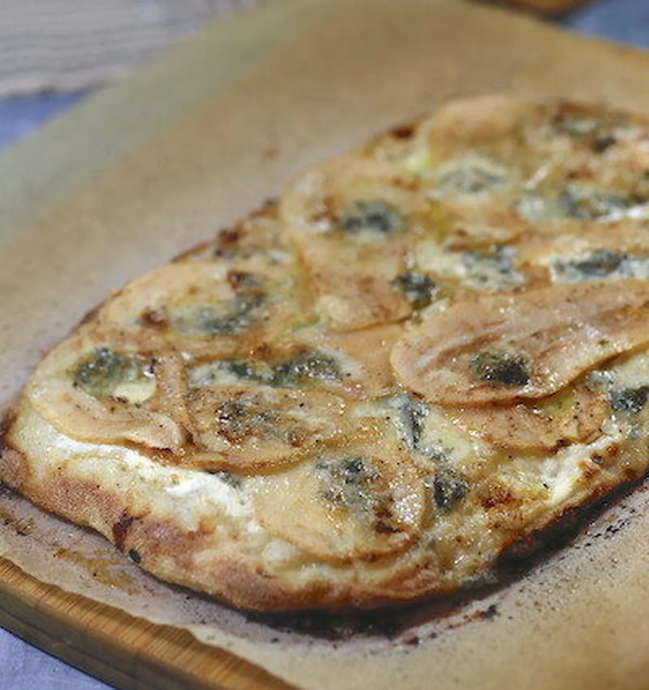 Pinsa poire et Roquefort