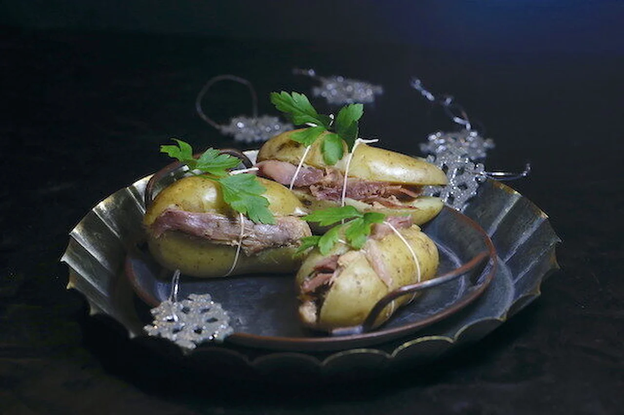 Pommes de terre farcies confit de canard et foie gras