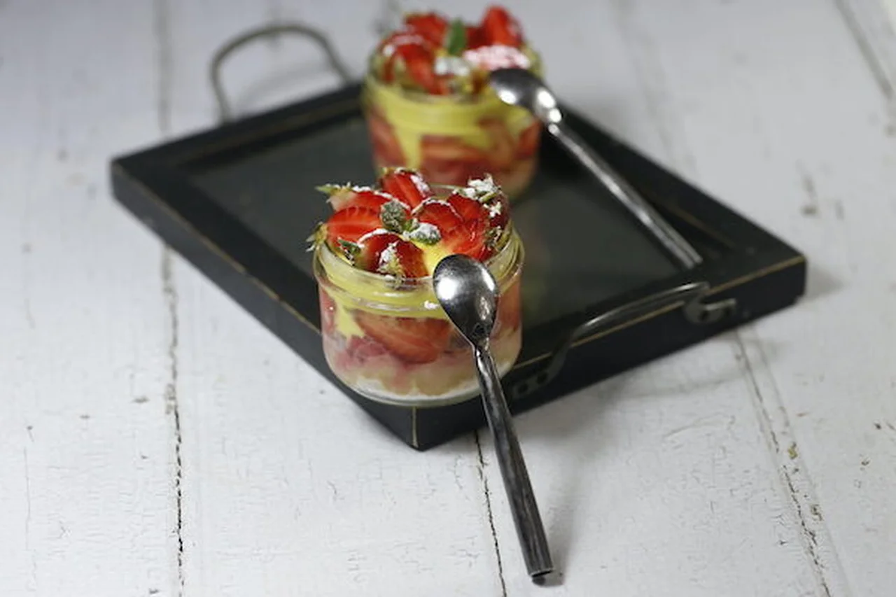 Pots de fraises à la menthe et crème citron