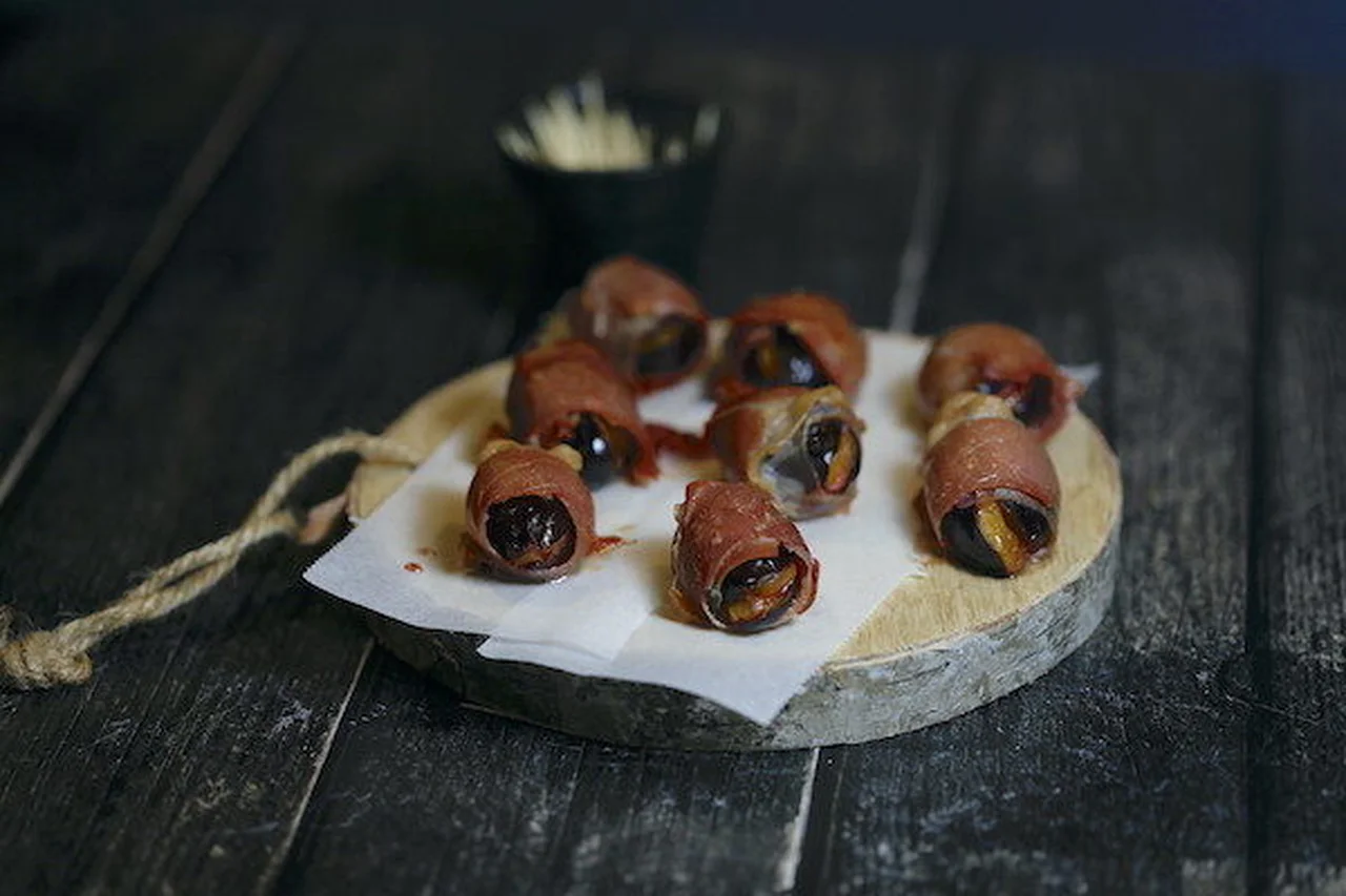 Prunes au lard au piment d'Espelette