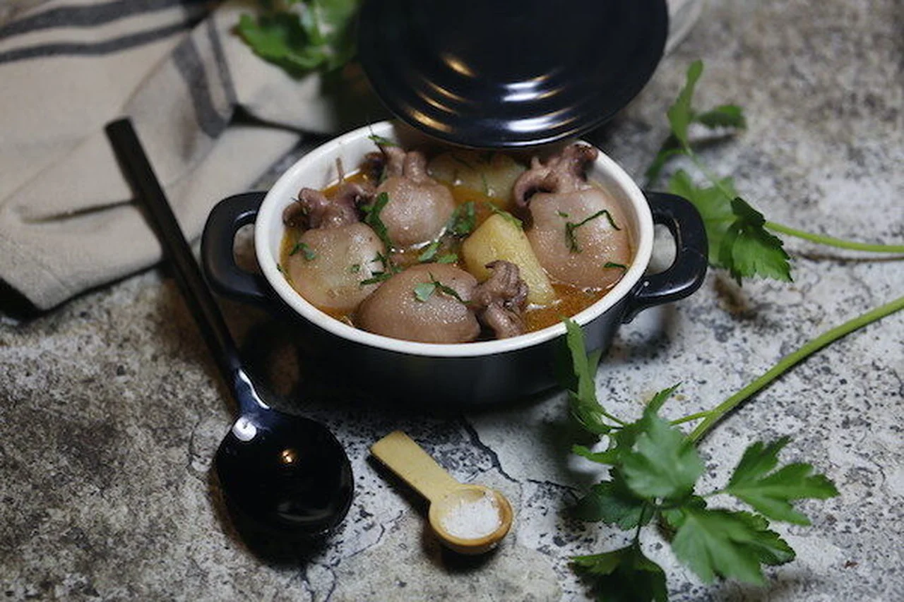 Ragoût de petites seiches au vin rouge