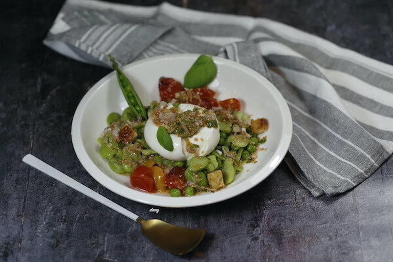 Salade de fèves, petits pois et burrata